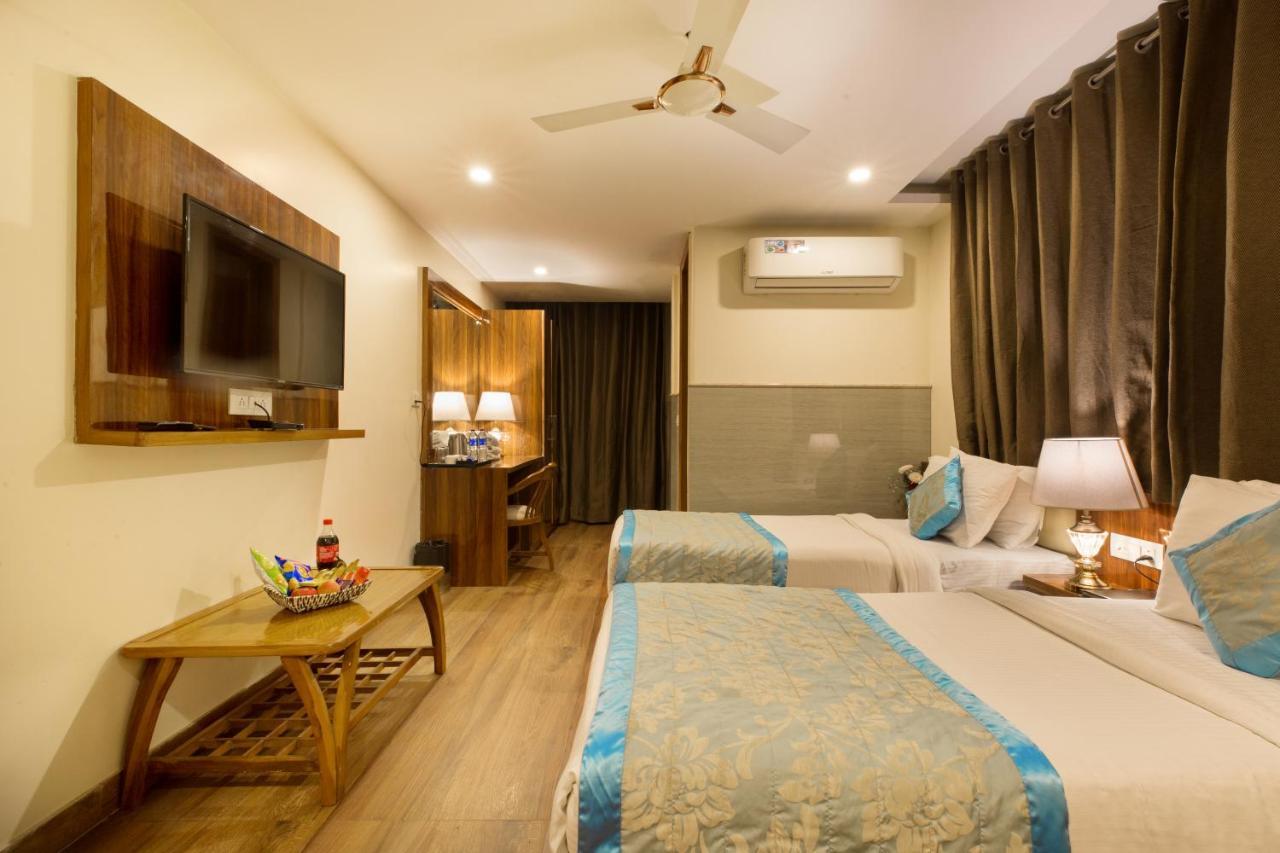 Hotel Viva Palace New Delhi Exterior photo